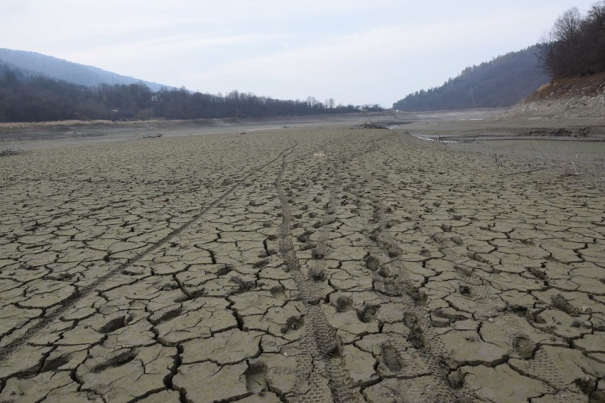 Poziom wody w zalewie dramatycznie się obniża