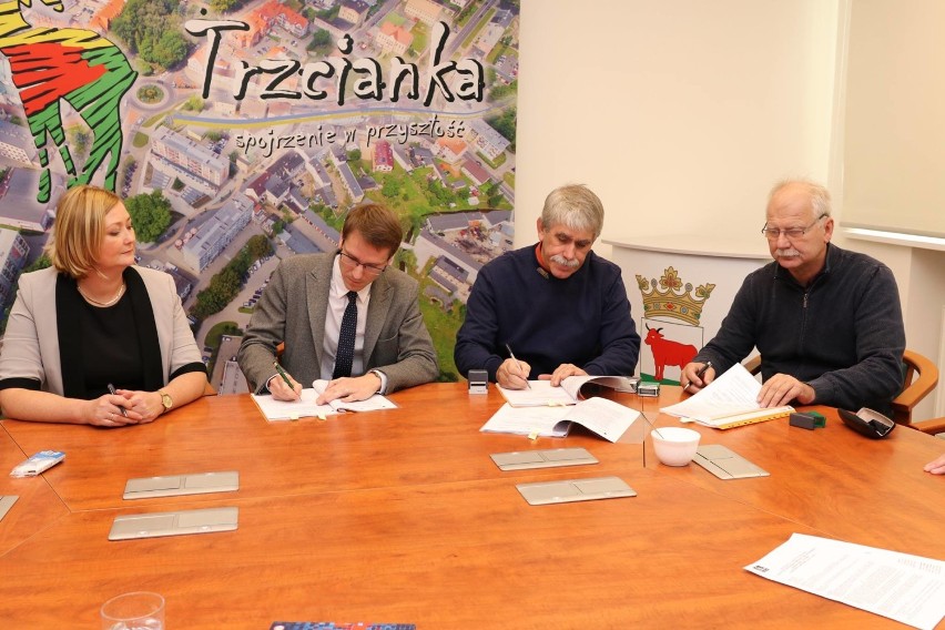 Podpisano umowę na przebudowę centrum Trzcianki