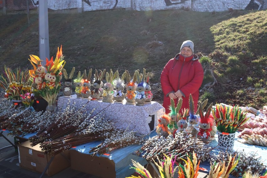 Wiosna na targu w Obornikach. Kwiaty, owoce i ozdoby wielkanocne. Sprawdź, co kupisz na targowisku przy ul. Chłopskiej? [ZDJĘCIA]