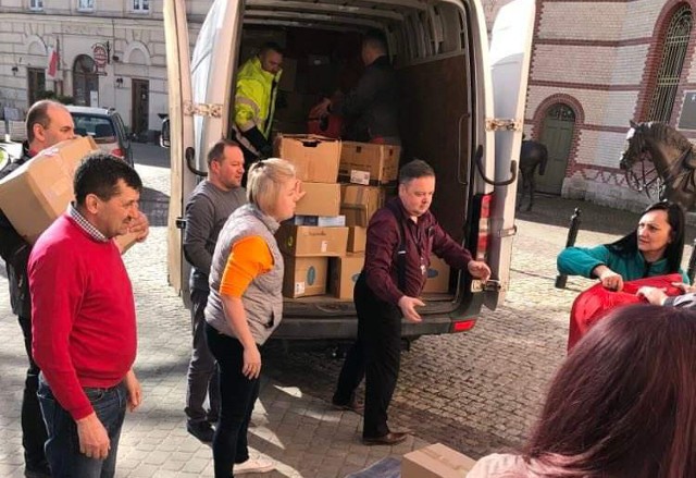 Z powiatu przemyskiego wyjechała pomoc humanitarna dla miasta Bucza i Irpień w Ukrainie. To dary miasta Grudziądz, powiatów wodzisławskiego i miechowskiego, przemyskiej prokuratury i firmy DPD.