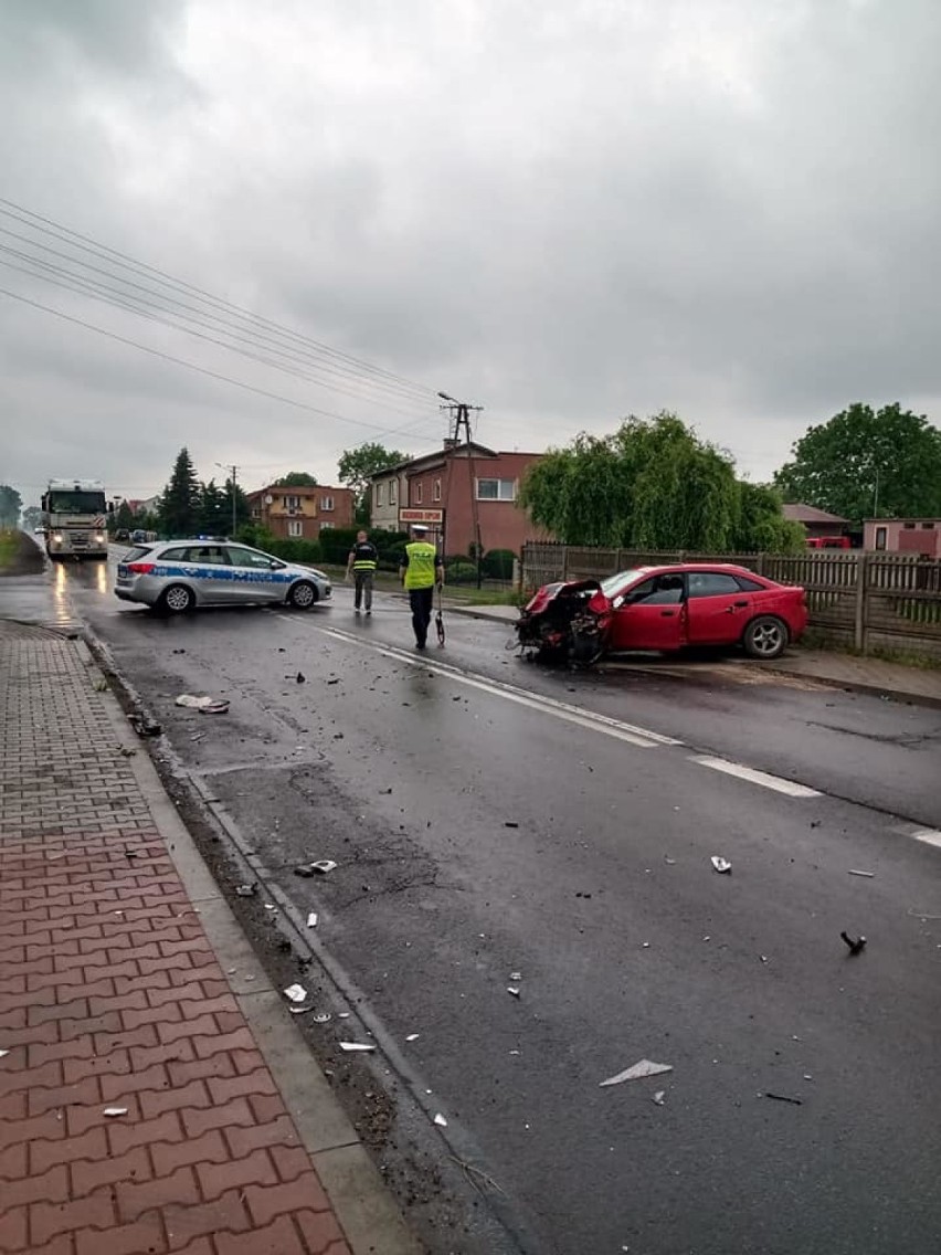 Wypadek w Charłupi Małej. 74-letni mieszkaniec Sieradza trafił do szpitala[FOTO]