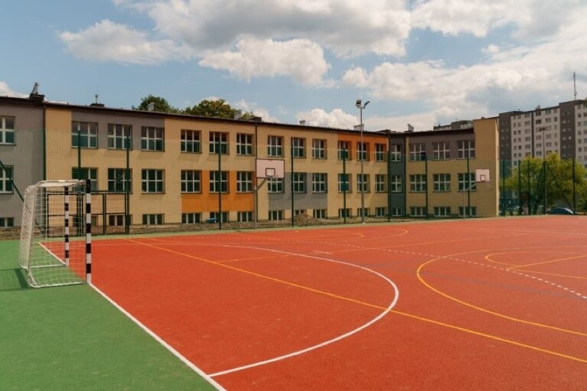 Szkoła Podstawowa numer 1 w Skarżysku-Kamiennej ma już nowoczesne boisko. Zobacz zdjęcia 