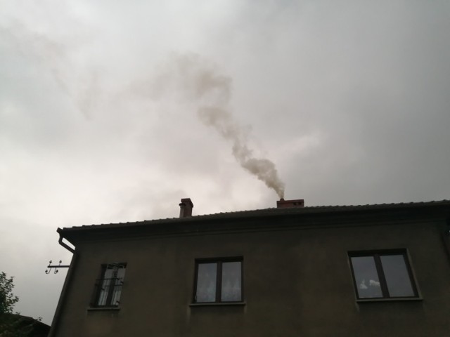 Z kominów w Oświęcimiu znów snują się dymy. Największe, gdy w piecu jest zapalane i gdy dokładany jest węgiel