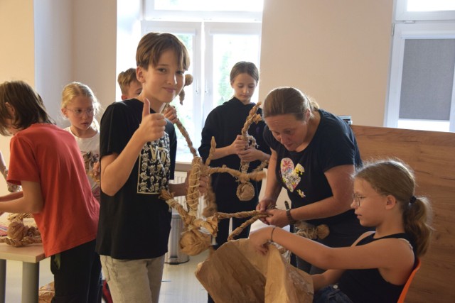 Lalki z papieru i sznurka nauczyli się wykonywać piątoklasiści, którzy wzięli udział w warsztatach poświęconych teatrowi  w bibliotece miejskiej w Zduńskiej Woli.