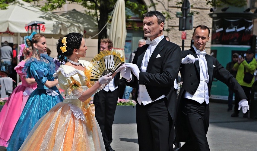 Taneczny pokaz na Rynku Głównym. To Cracovia Danza uczciła 200. urodziny Stanisława Moniuszki [ZDJĘCIA]