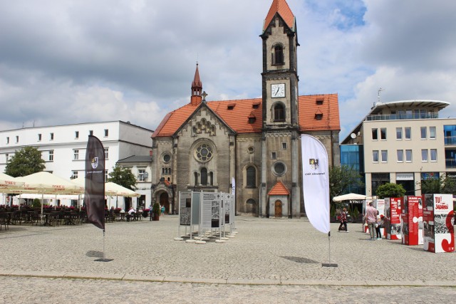 Rynek w Tarnowskich Górach tętni życiem. Zobacz kolejne zdjęcia. Przesuwaj zdjęcia w prawo - naciśnij strzałkę lub przycisk NASTĘPNE >>>