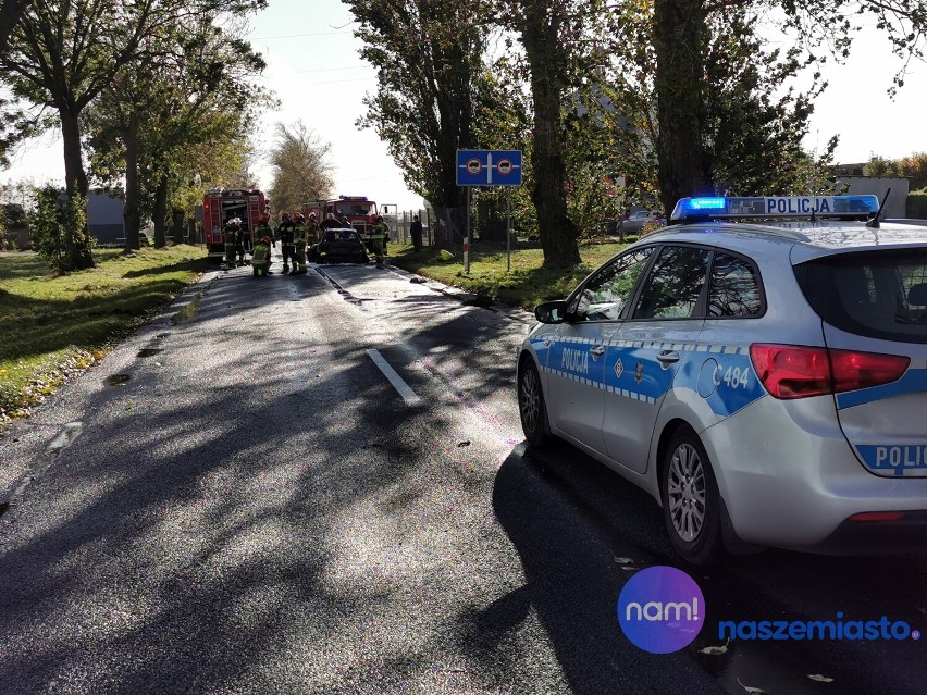 Wypadek i pożar BMW na drodze Lubraniec - Izbica Kujawska