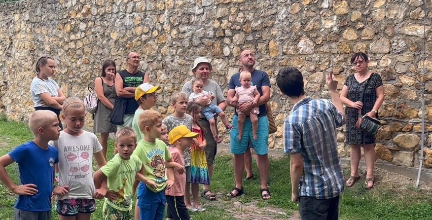 Dzieci poznały miejsce pracy wieluńskiego kata. Zwiedzanie baszty "Męczarni" na koniec wieluńskiej odsłony "Czwartków z muzeum"