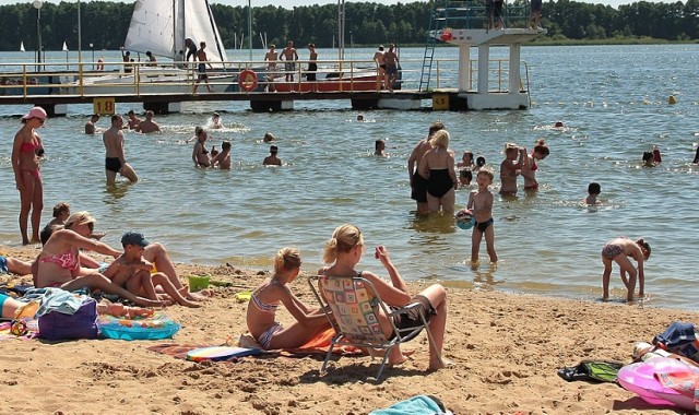 Plaża nad Rudnikiem to jedno z najbardziej obleganych miejsc w upały. Jak się okazuje młodzież nie tylko szuka ochłody w wodzie