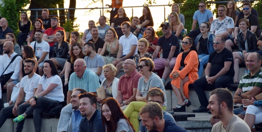 Publiczność amfiteatru w Morzyczynie bawiła się na pierwszej z cyklu letnich imprez MIEDWIE STAND-UP! Wystąpili Zalewski, Chałupka i Kutek