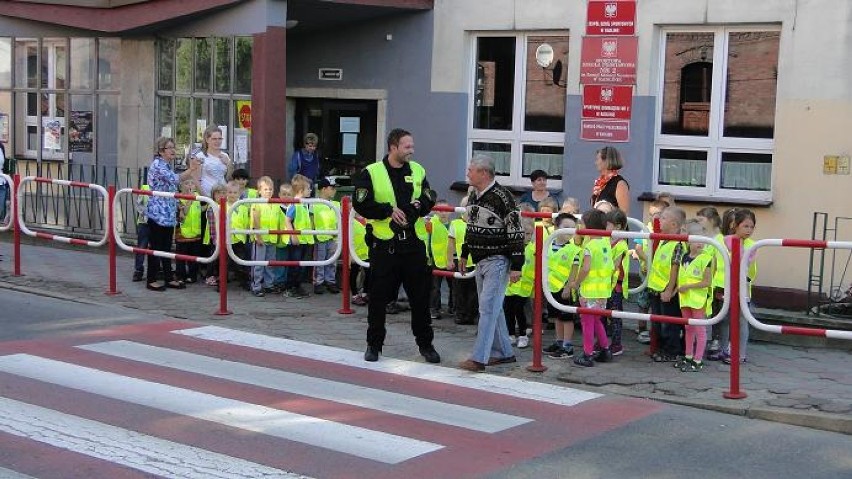 Strażnicy uczyli dzieci bezpiecznie przechodzić przez...