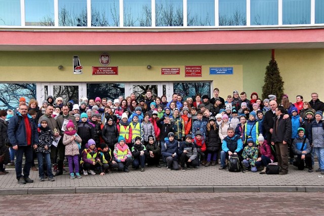 „Rodzinne” zdjęcie uczestników rajdu przed złotnickim gimnazjum.