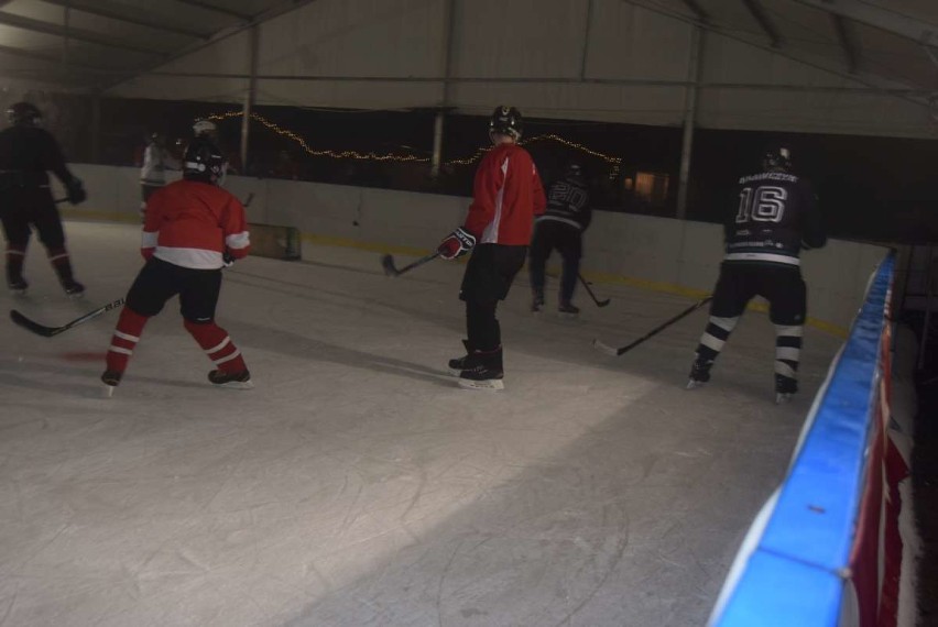 Żużlowcy zagrali z przyjaciółmi w hokeja na lodzie