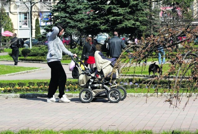 Mieszkańcy centrum miasta na placu 1000-lecia