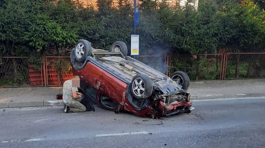 Dabrowa Górnicza: Wypadek w Ujejscu. Samochód dachował i... wylądował na przystanku. Kierowca był pijany