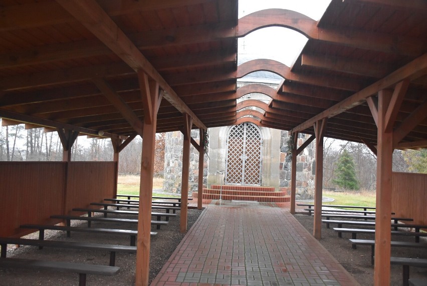 Powiat gnieźnieński. Kamienna kaplica-rotunda na skarpie Jeziora Mielna. Miał być grobowiec, dziś odprawiane są nabożeństwa [FOTO]