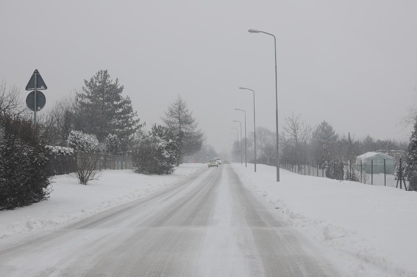 Obfite opady śniegu dotarły nad nasz region. Uważajcie na drogach!