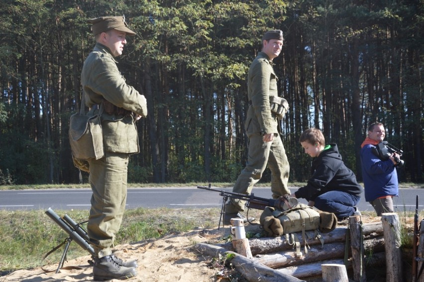 Piknik historyczny przy schronie w Oleśniku