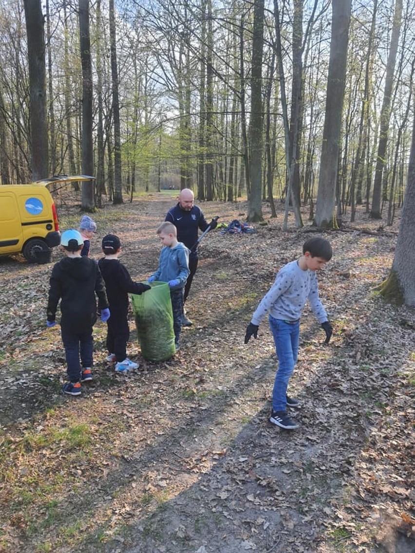 Dziesiątki worków śmieci zebrali wolontariusze podczas sprzątania gminy