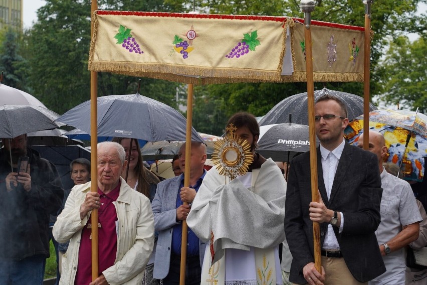 Boże Ciało 2022 w Parafii świętego Franciszka z Asyżu w Kielcach. Mimo padającego deszczu w procesji uczestniczyło wiele osób