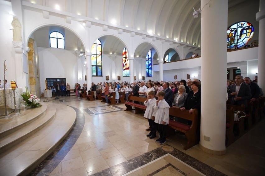 Boże Ciało 2022 w Parafii świętego Franciszka z Asyżu w Kielcach. Mimo padającego deszczu w procesji uczestniczyło wiele osób