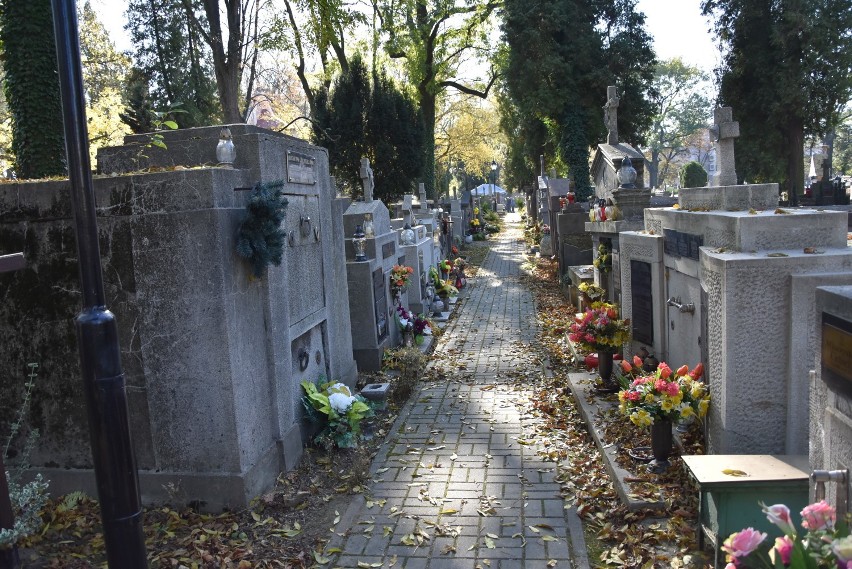 Tarnów. W tym roku przed Wszystkimi Świętymi tarnowskie cmentarze odwiedza o wiele mniej osób [ROZMOWA]