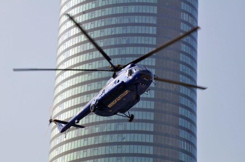 Helikopter nad Sky Tower we Wrocławiu