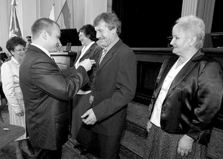 Przewodniczący Rady Miejskiej Maciej Grubski wręcza odznakę Józefowi Młynarczykowi, byłemu bramkarzowi Widzewa i reprezentacji Polski