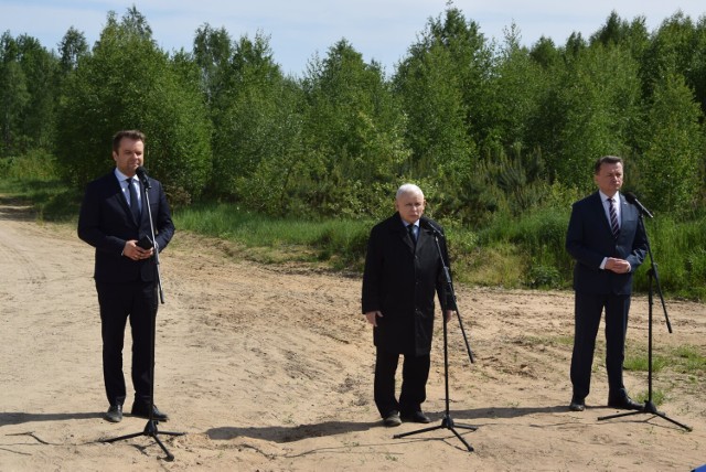 Wizyta prezesa Jarosława Kaczyńskiego oraz wicepremiera Mariusza Błaszczaka w Kopczanach, przy zaporze na granicy polsko-białoruskiej