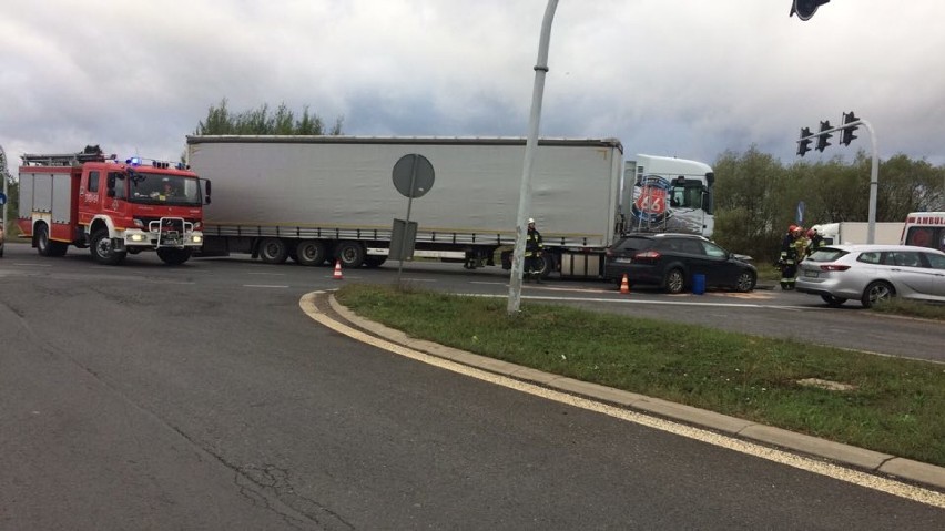 Kolizja w Jeżowie na DK1: samochód ciężarowy zderzył się z...