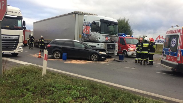 Kolizja w Jeżowie na DK1: samochód ciężarowy zderzył się z osobowym. Dwie osoby przewieziono do szpitala