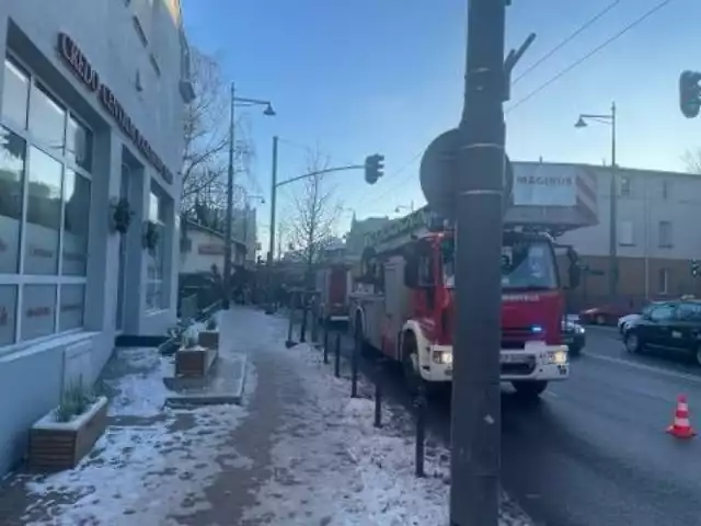 Pożar warsztatu kamieniarskiego przy al. Niepodległości w Sopocie. Na miejscu pracowało 6 zastępów Straży Pożarnej