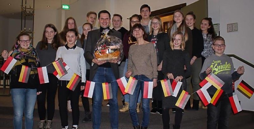 Grupa uczniów nauczania języka polskiego z Attendorn wraz z nauczycielką Haliną Böhm