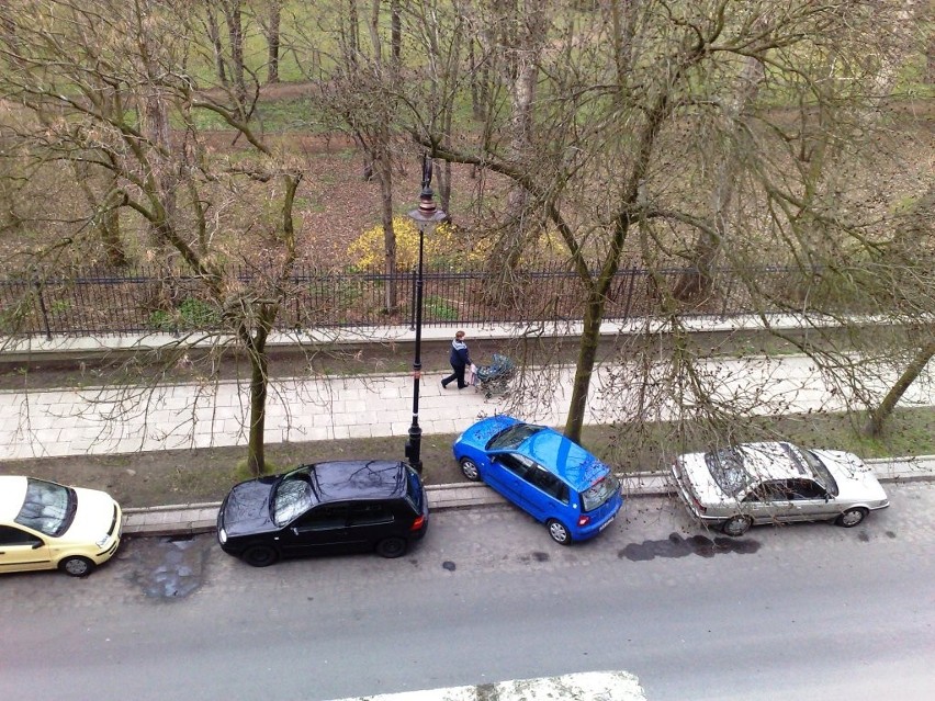 „Samochód zaparkowany przy Łazienkach Królewskich na ul. 29...