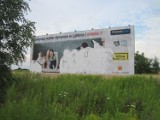 Zniszczony billboard straszy na drodze do Łuszczowa
