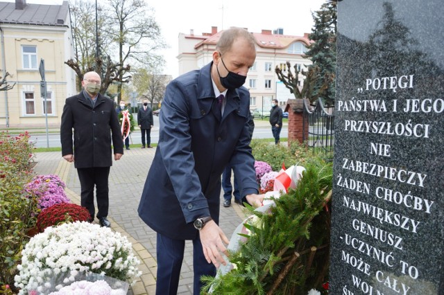 Przedstawiciele władz miasta i powiatu złożyli kwiaty przed pomnikiem Józefa Piłsudskiego i Wincentego Witosa.