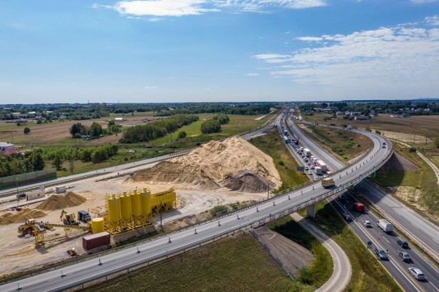 Odcinek od Tuszyna do Piotrkowa Trybunalskiego buduje konsorcjum Budimex - Strabag. To fragment 16 km autostrady A1. Zakończenie prac planowane jest do końca września 2021 roku.