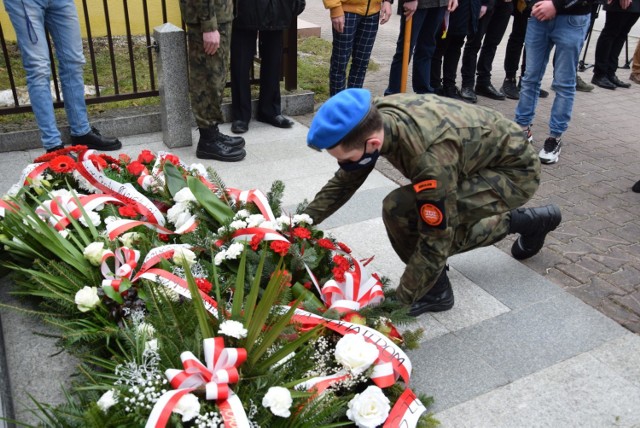 Obchody Narodowego Dnia Pamięci "Żołnierzy Wyklętych" w Jędrzejowie. Pod pomnikiem majora Gądzio "Kosa" oddano hołd i składano kwiaty.