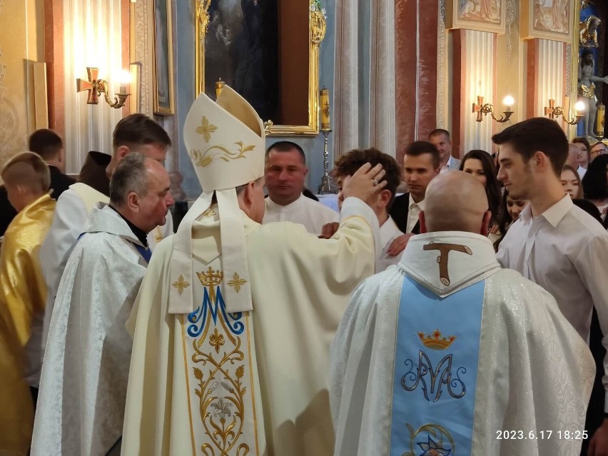 Bierzmowanie w parafii Najświętszej Maryi Panny w Opatowie. Sakramentu udzielił biskup sandomierski Krzysztof Nitkiewicz. Zobacz zdjęcia