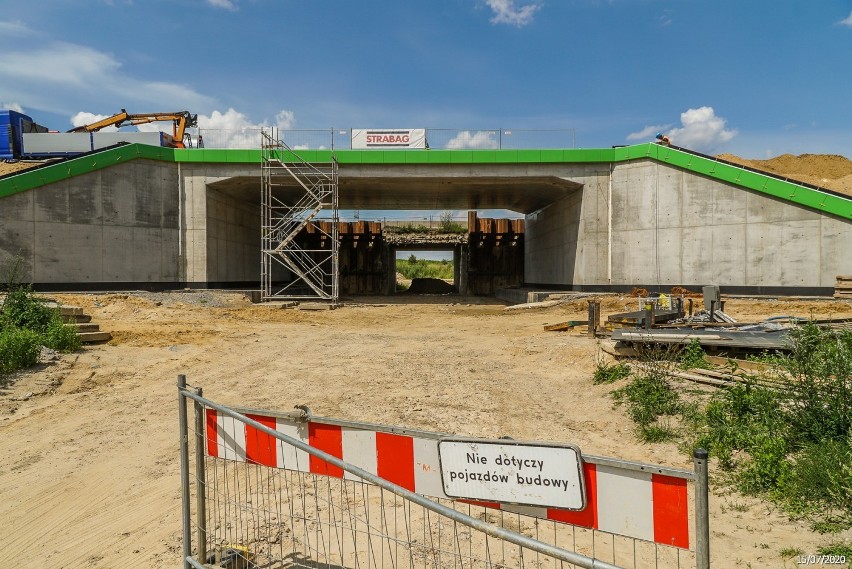 Tak postępują prace na budowie A1 koło Radomska. ZDJĘCIA z...