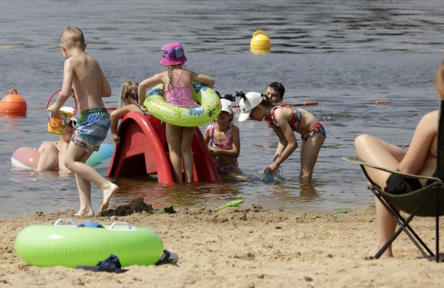 Plaża nad jeziorem w Tarpnie w Grudziądzu cieszy się coraz większa popularnością. Ratownicy WOPR dbają o bezpieczeństwo kąpiących się