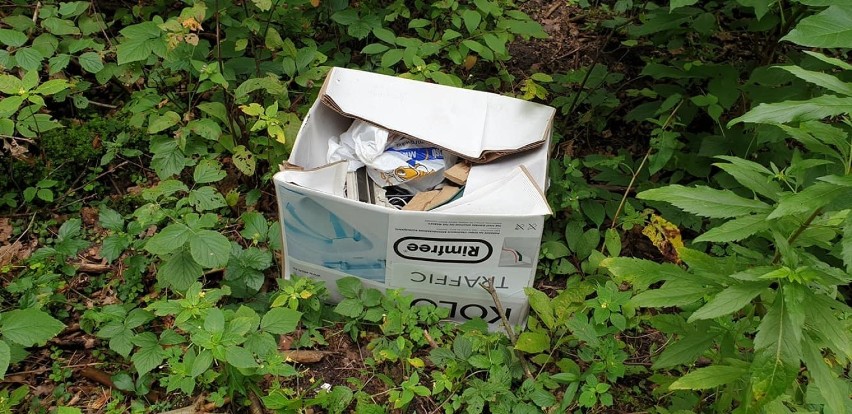 "Patriotyczne" śmieci w lesie koło Libiąża. Kto je wyrzucił? 