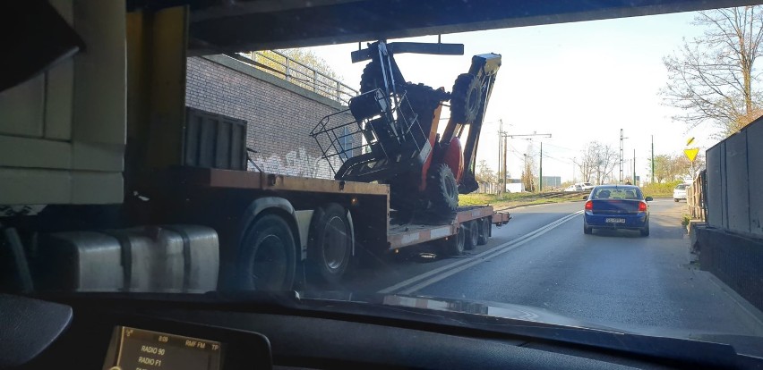 Kierowca ciężarówki utknął pod wiaduktem kolejowym w Chebziu