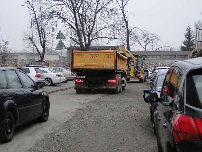 Na ulicy Granicznej są wykopy, a ekipa budowlana wymienia...