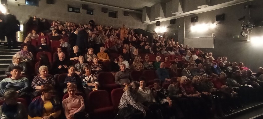 Specjalny pokaz filmu „Opiekun” w Jędrzejowie. Mieszkańcy spotkali się z reżyserem Dariuszem Reguckim. Zobacz zdjęcia