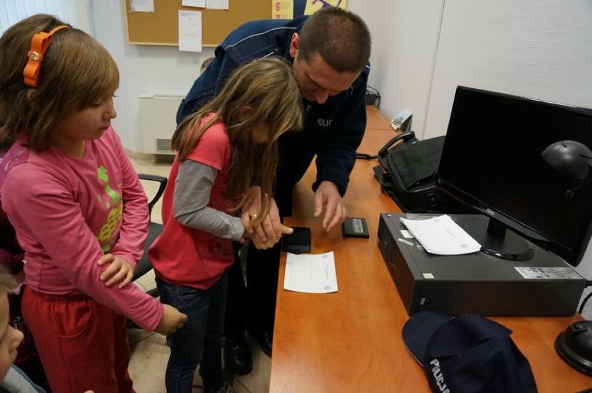 Policja Ruda Śląska: Dzieci odwiedziły komisariat i poznały tajniki pracy policjantów [FOTO]