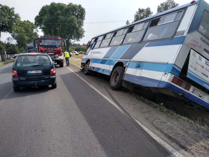 Wypadek na DK 91 w gminie Gomunice. Zderzenie vw golfa i autobusu PKS, autobus w rowie