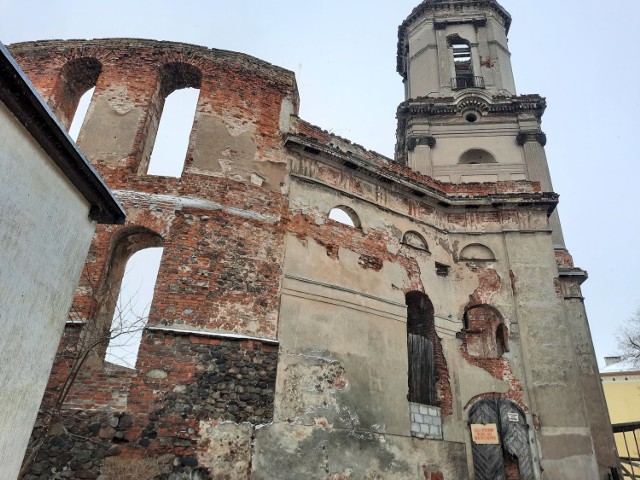Rzeczywiście, ruina kościoła poewangelickiego zachowała wiele z zamkowego klimatu