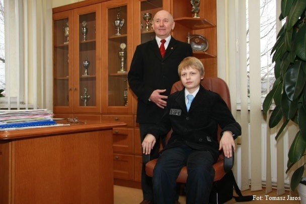 Marcelego Piekarka na stanowisku wójta zastąpił dziś 14-letni Mateusz Krawczyk z Moszczenicy