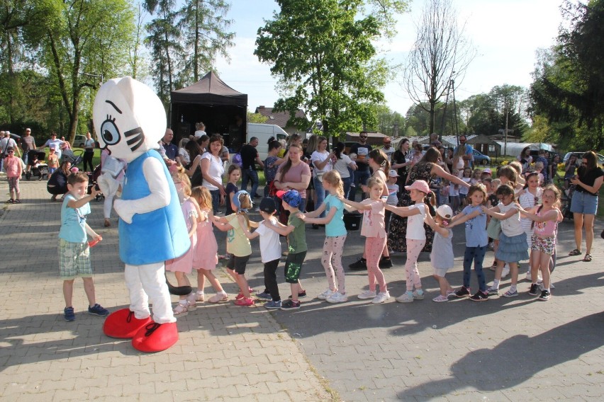 Plenerowa impreza dla dzieci w brzezińskim parku miejskim: festiwal baniek mydlanych i i święto kolorów